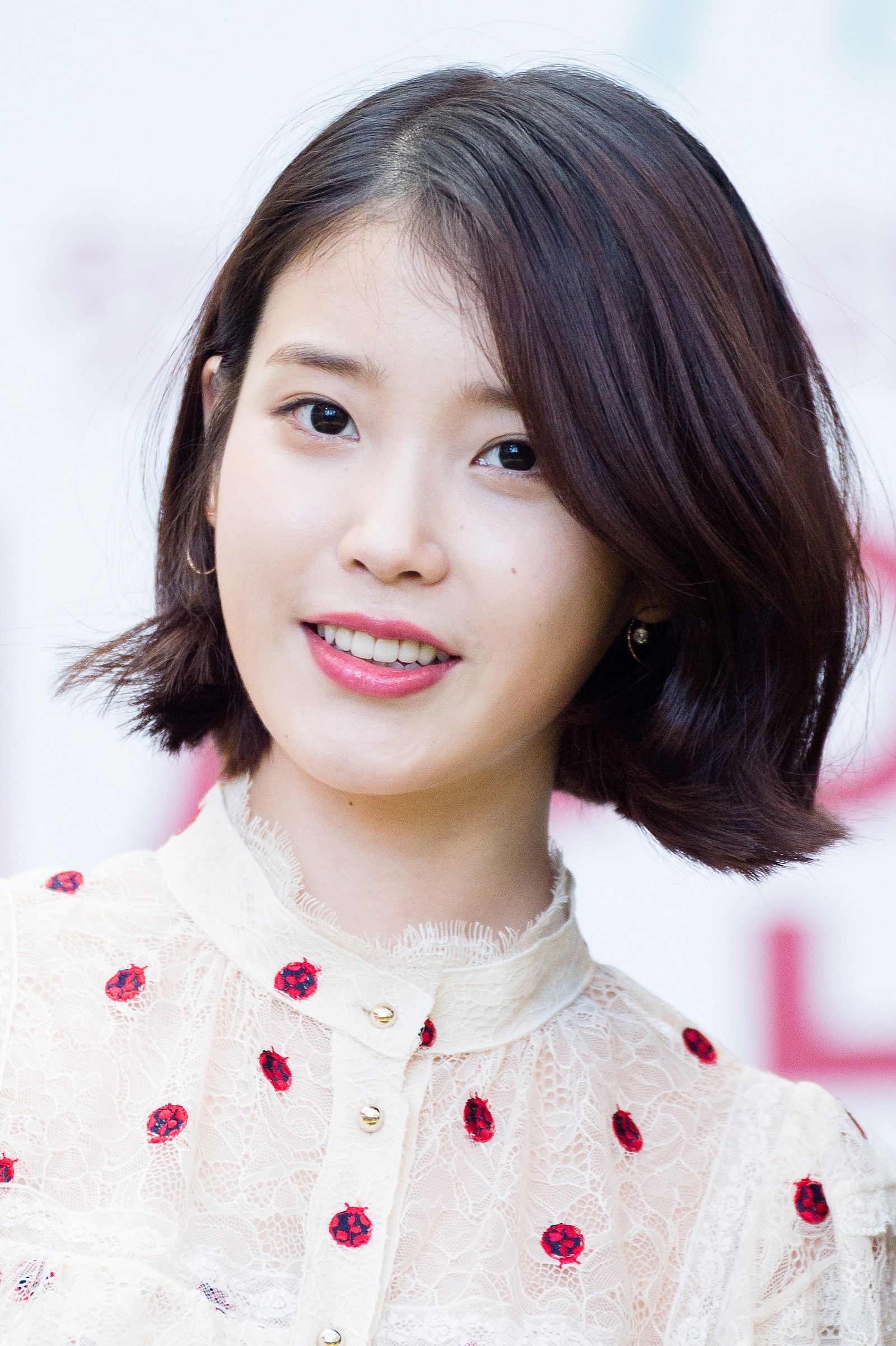  Singer  IU  donation to celebrate the release of 5th album 